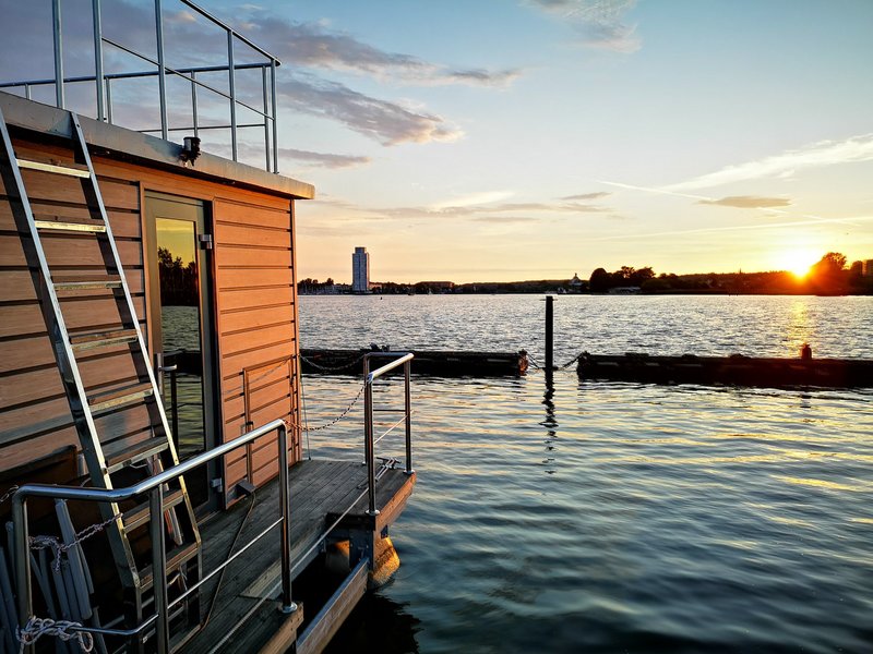hausboot mit hund